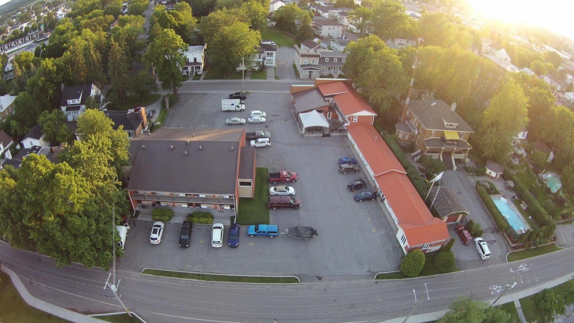 Motel Castille Roberval Exterior photo
