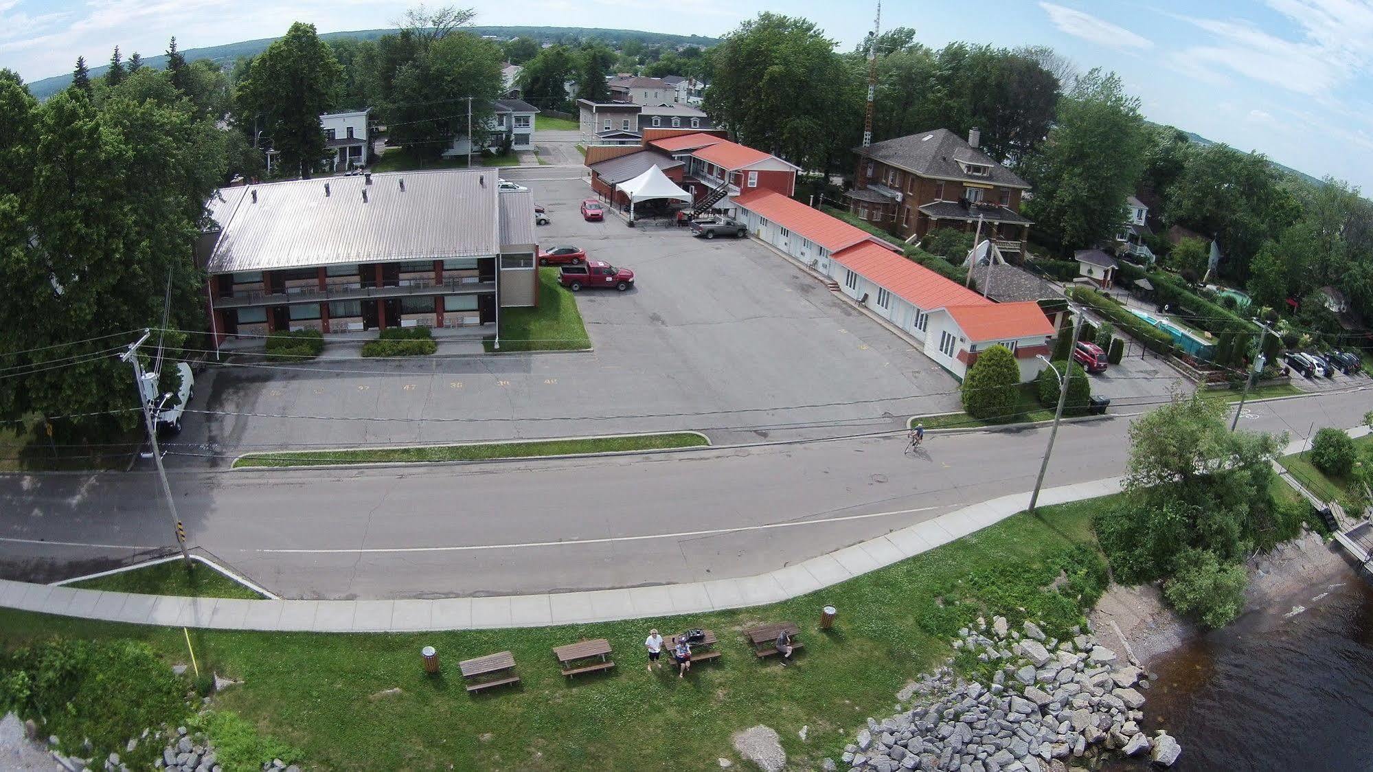 Motel Castille Roberval Exterior photo